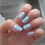esmalte de uñas azul pastel