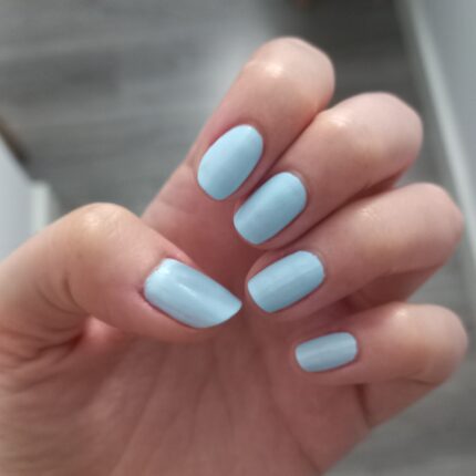 esmalte de uñas azul pastel